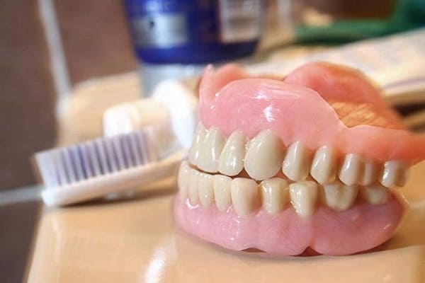 نحوه مراقبت از دندان های مصنوعی (چطور از پروتز دندان مراقبت کنیم؟)