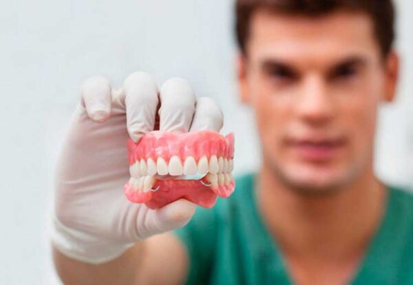 هزینه پروتز دندان به چه عواملی بستگی دارد؟